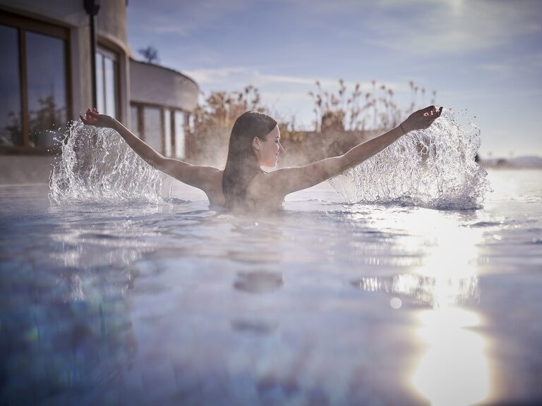Frau im Außenpool