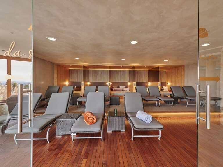 Stilvolles Wohlfühlambiente mit gemütlichen Liegen in einem Ruheraum des Wellnesshotels der Birkenhof in der Oberpfalz.