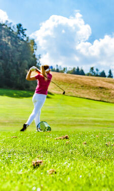 Golfbälle liegen während eines Spiel im Korb auf dem Rasen