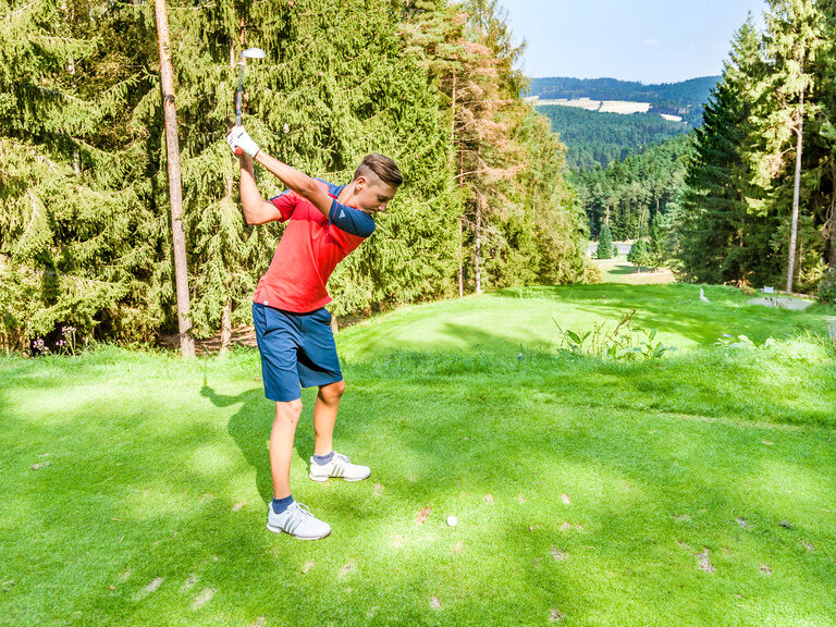 Der Golfer genießt eine Partie Golf auf einem grünen Golfplatz.