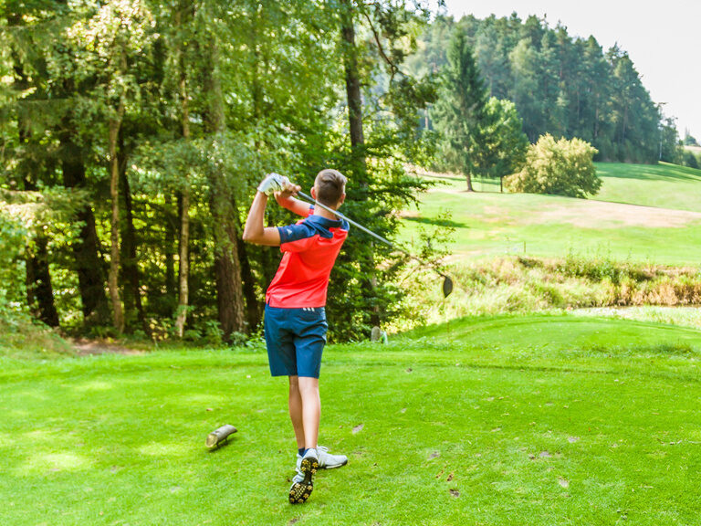 Der Golfspieler genießt seine Zeit auf dem Golfplatz in Bayern.