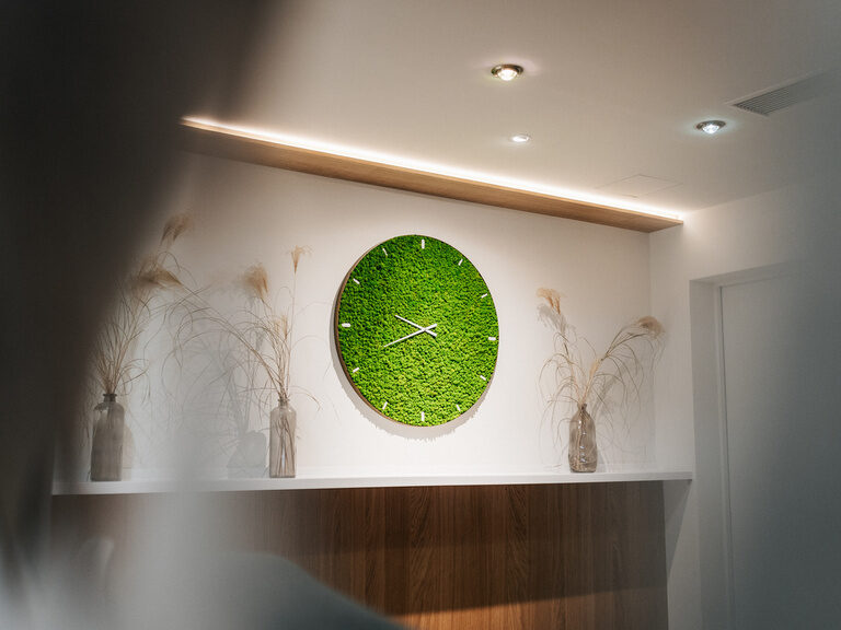 Die grüne Wanduhr im Wellnessbereich des Wellnesshotel Der Birkenhof vermittelt eine entspannte Atmosphäre.