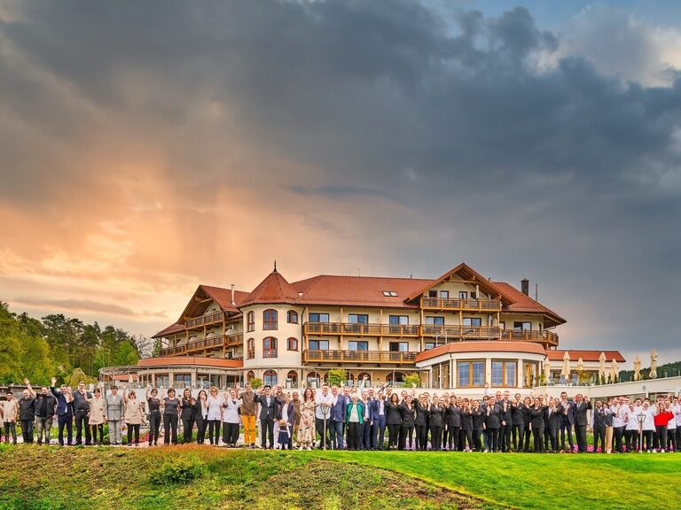 Das Gruppenbild der Gastgeber und Mitarbeiter des Wellnesshotel Der Birkenhof in Bayern.