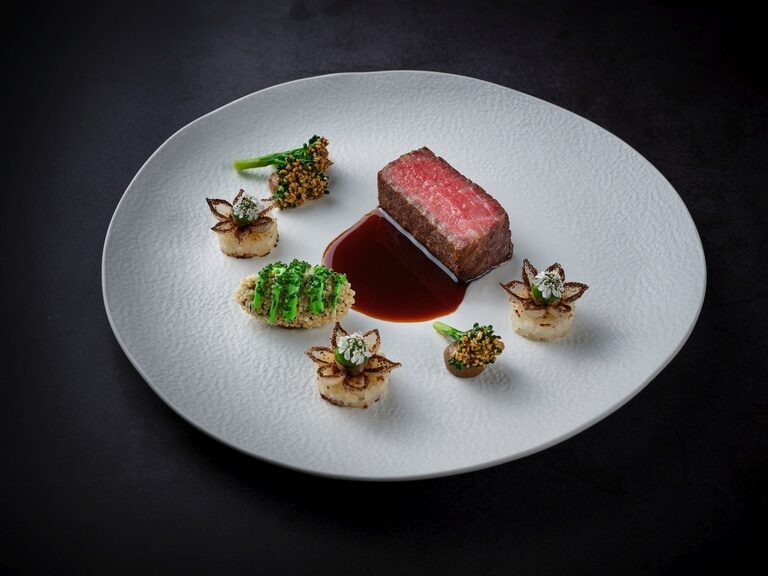 Der malerisch angerichtete Fleisch-Hauptgang des Sternerestaurants Eisvogel im Hotel Der Birkenhof.