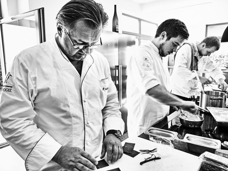 Der Sternekoch Hubert Obendorfer bei der Arbeit in der Küche mit seinem Team im Restaurant Eisvogel in der Oberpfalz.