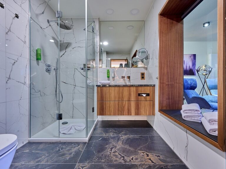 hochwertig gestalteter Badezimmerraum mit Marmorakzenten in der Junior Suite - Der Birkenhof Spa & Genuss Resort in der Oberpfalz.