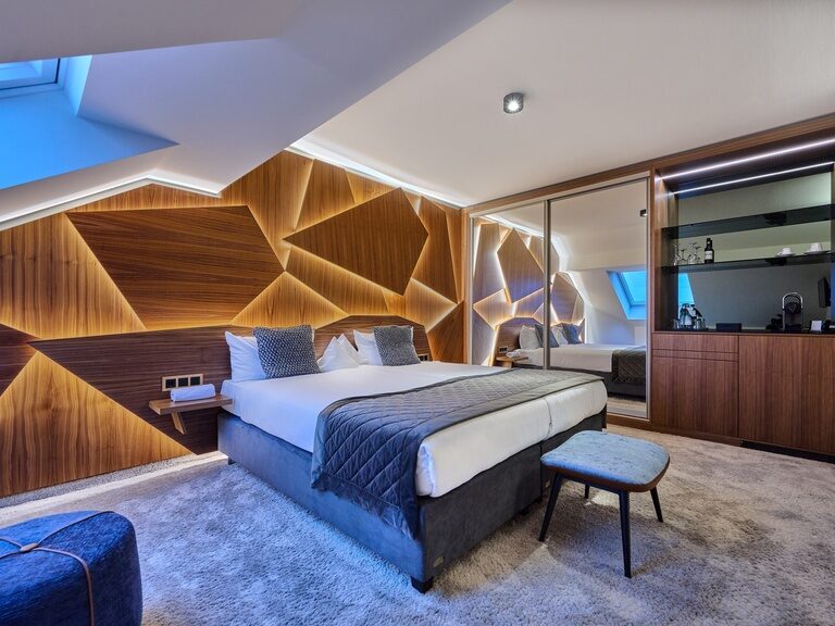 Das elegante Bett in der Junior Suite des Hotel Der Birkenhof in der Oberpfalz.