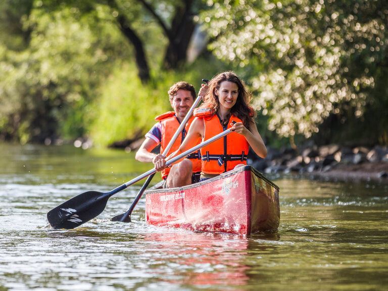 Das Paar paddelt in einem Kajak auf der Naab, umgeben von der Schönheit des Oberpfälzer Seenlands.