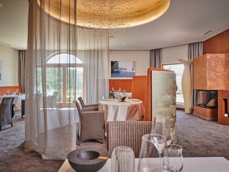 Das erdig eingerichtete Kaminrestaurant des Hotel Der Birkenhof
