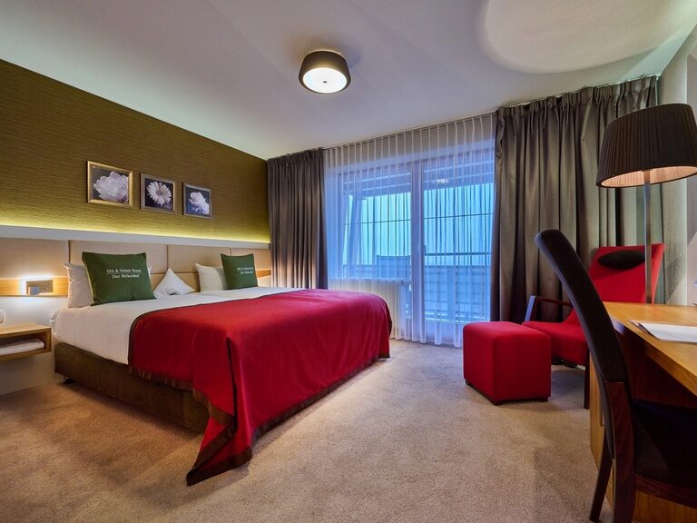 Das stilvoll eingerichtete Zimmer mit Bett und Schreibtisch zur Übernachtung im Wellnesshotel Der Birkenhof beim Bayerischen Wald.