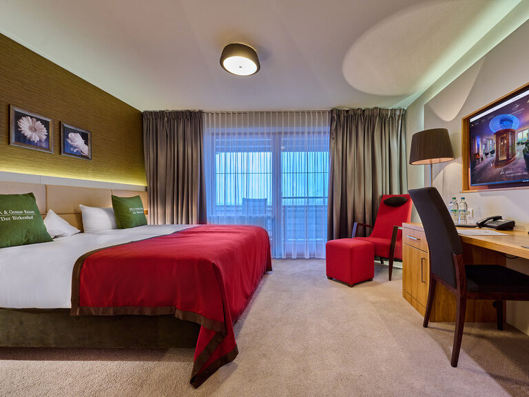 Das komfortable Doppelzimmer mit Schreibtisch und Fernseher im Hotel Der Birkenhof in Bayern.