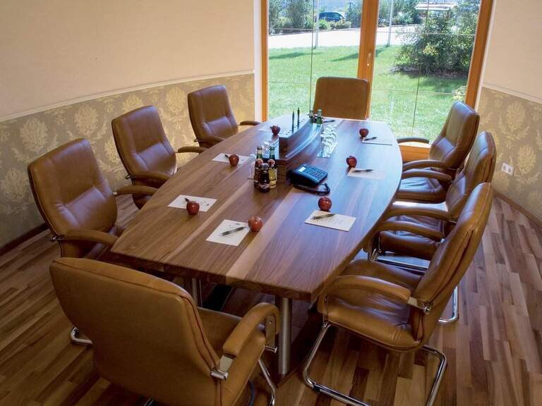 Der moderne und klassische Konferenzraum, voll ausgestattet und mit verschiedenen Tagungsspaketen kombinierbar, im Tagungshotel Der Birkenhof.