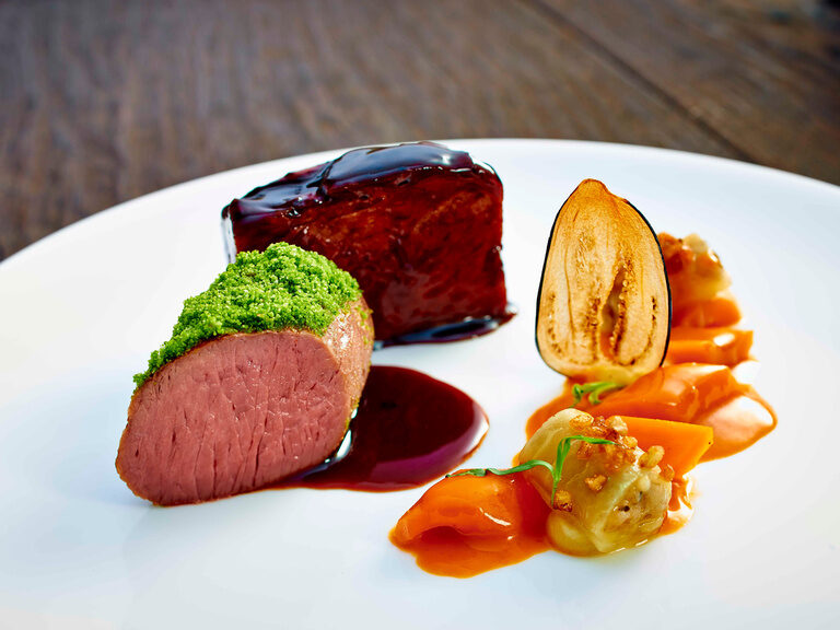 Ein klassisches Lamm Gericht auf schön dekoriertem Teller aus dem Restaurant Turmstube des Hotel Der Birkenhof.