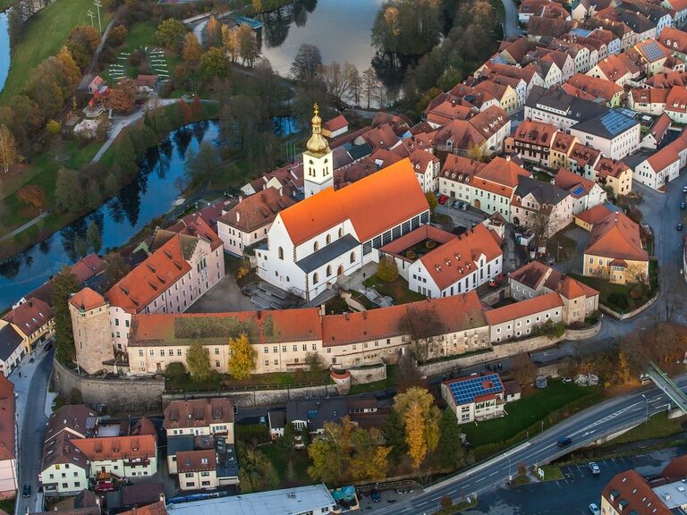 Die Luftaufnahme der Kirche der Stadt Neunburg vorm Wald.