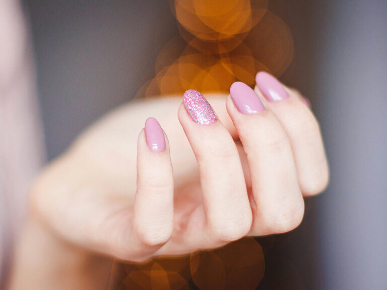 pink schimmernde Fingernägel aus der Kosmetik- und Nagelpflege im Wellnesshotel der Birkenhof in der Oberpfalz.