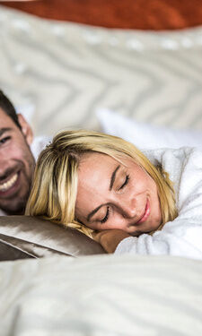 Mann und Frau liegen im Bett