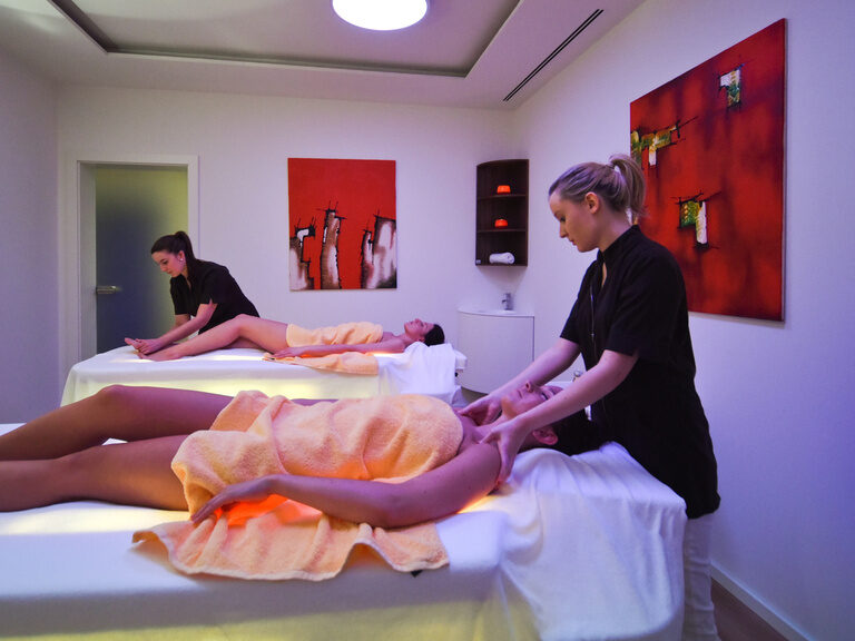 Zwei Frauen erhalten eine wohltuende Massage im Spa-Bereich des Wellnesshotels in der Oberpfalz.
