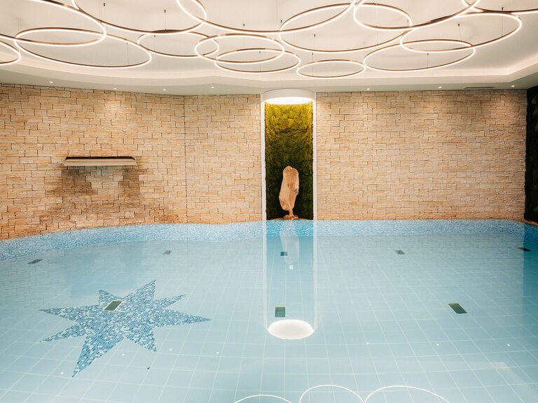 harmonisches Zusammenspiel von Silber und Blau im Indoor-Pool des Wellnesshotels Birke in der Oberpfalz.