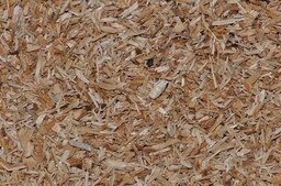Ein Stapel Holzhackschnitzel, der als nachhaltiger Brennstoff für das nachhaltige Hotel der Birkenhof in Bayern genutzt wird.