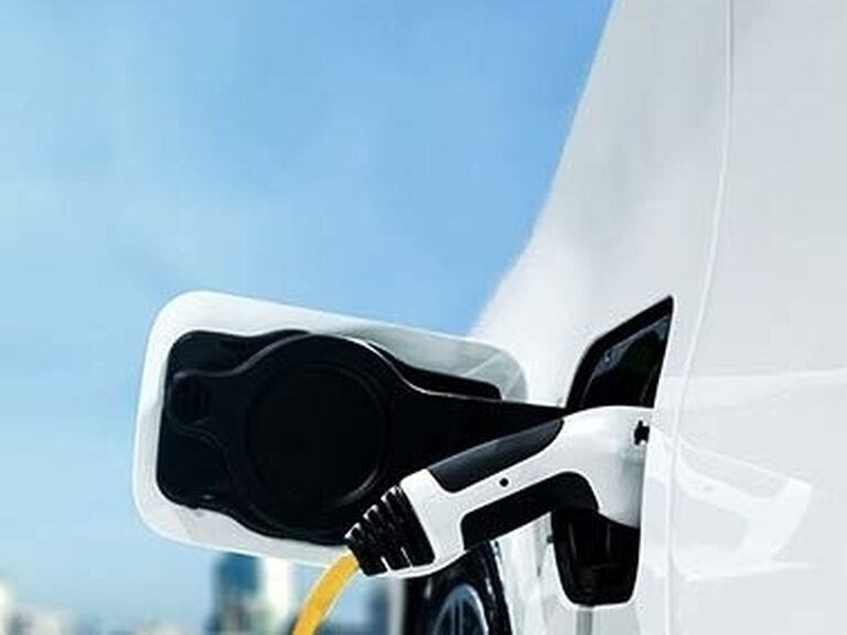 Ein nachhaltiges E-Auto steht an der Ladestation mit Blick auf die Stadt.