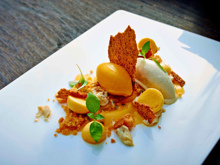 Nachspeise mit Vanilleeis und Passionsfrucht