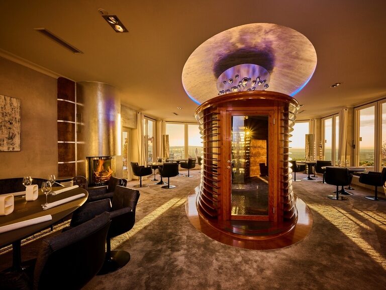 Ein stilvoll eingerichtetes Restaurant Eisvogel im Hotel Der Birkenhof in der Oberpfalz.