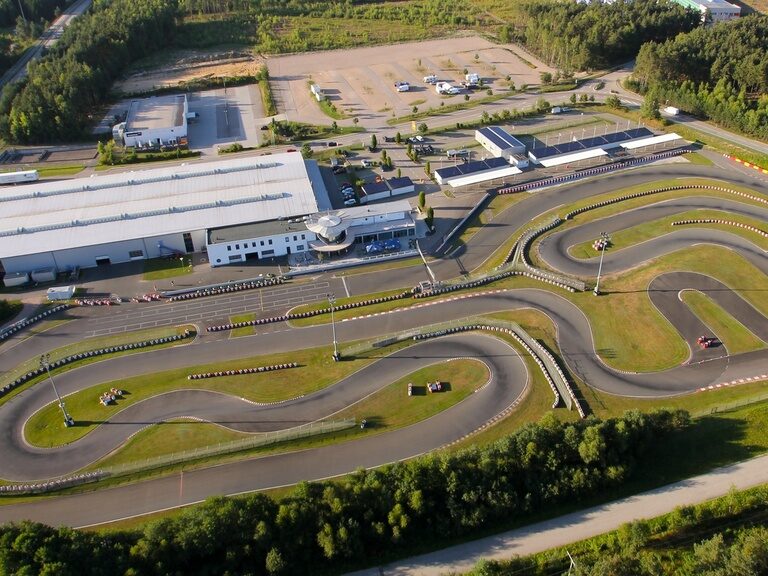 Eine Luftaufnahme der Rennstrecke im Prokart-Raceland Oberpfälzer Seenland.