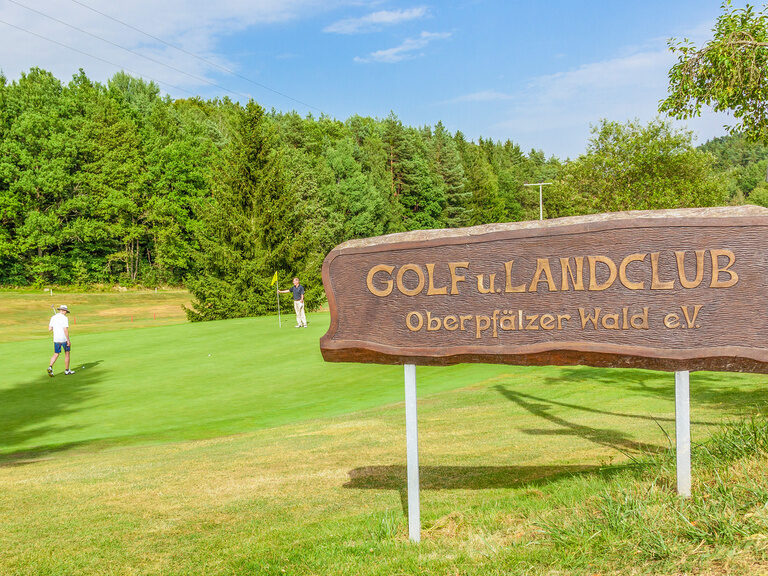 Ein Golfschild für den Golf und Landclub ziert den Eingang zu einem weitläufigen Golfplatz im Oberpfälzer Wald.
