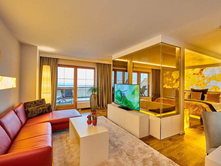 Die Onyx Suite mit Atmosphärelicht und farbigen Highlights im Wohnbereich.