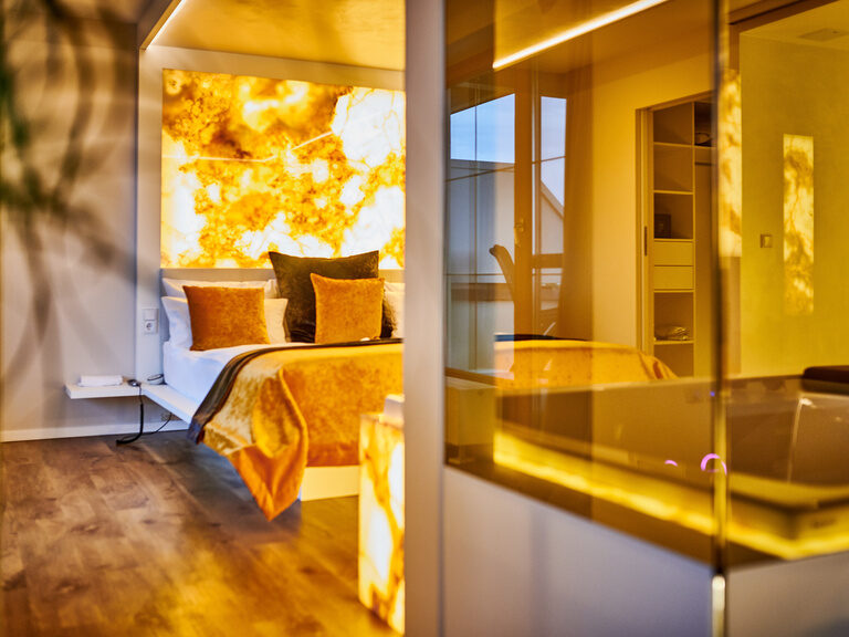 luxuriöser Hotelzimmerblick mit gemütlichem Bett in der Onyx Suite des Hotels der Birkenhof Spa & Genuss Resort in Bayern.