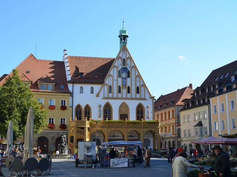 Der Verkaufsmarkt am Rathausplatz mit Blick auf das Rathaus in Amberg.