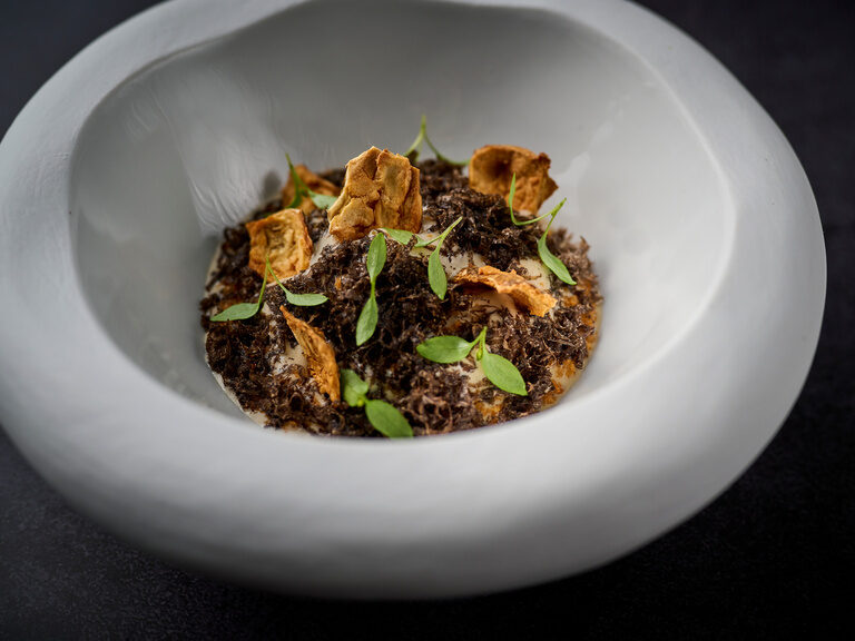 Das stilvoll angerichtete Gericht in einer weißen Schüssel im Restaurant Eisvogel - Der Birkenhof Wellnesshotel in der Oberpfalz.