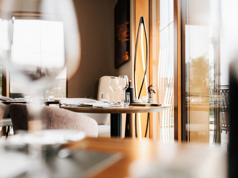 Der helle und romantische Fensterplatz mit Aussicht im Restaurant Turmstube des Wellnesshotel Der Birkenhof.