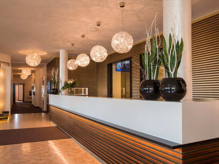 Der einladende Rezeptionsbereicht im Hotel Der Birkenhof.