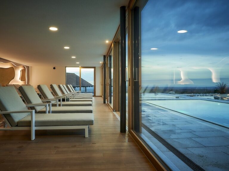 Ruhebereich mit Blick auf den Solepool