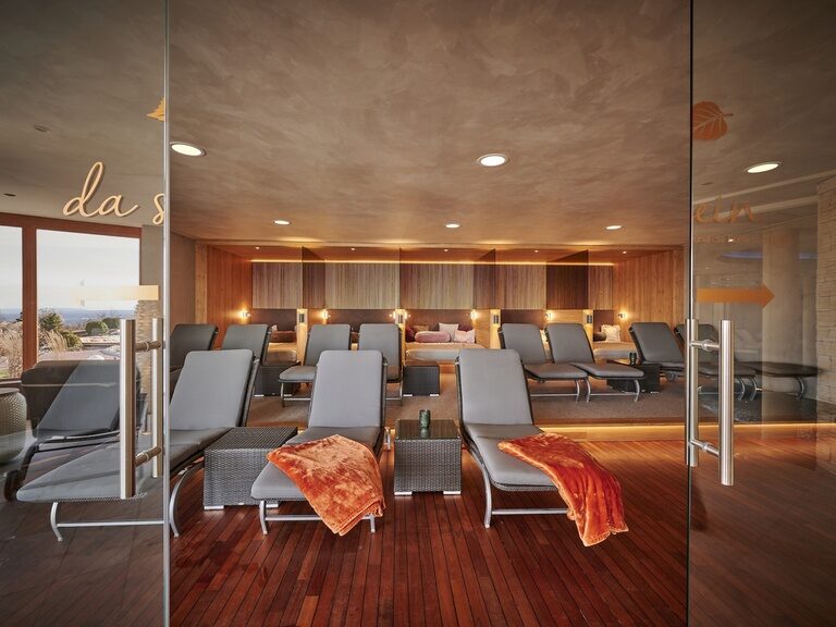 Der helle Ruhebereich mit Holzfußboden im Wellnesshotel Der Birkenhof mit einladendem Design.