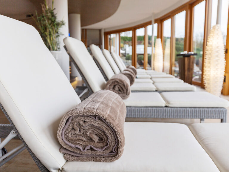 Der helle Ruheraum mit Handtücher auf den Liegen im Hotel Der Birkenhof.