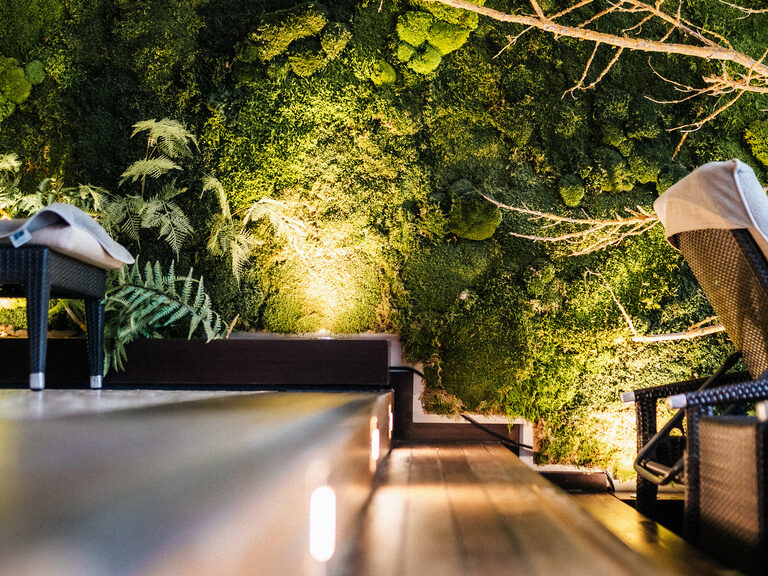 stimmungsvolle Deckenbeleuchtung in einem Ruheraum mit Liegen im Wellnessbereich des Hotels der Birkenhof in der Oberpfalz.