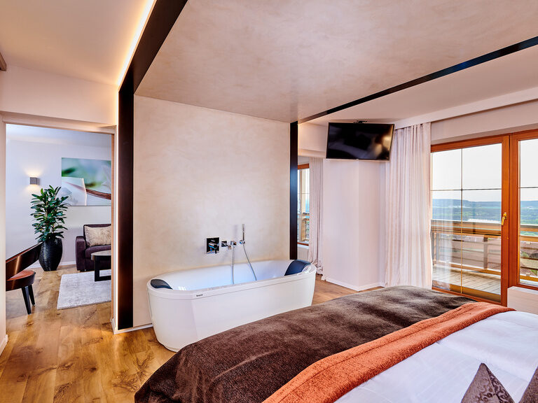 Schlafbereich der First Suite mit Blick auf das Wohnzimmer