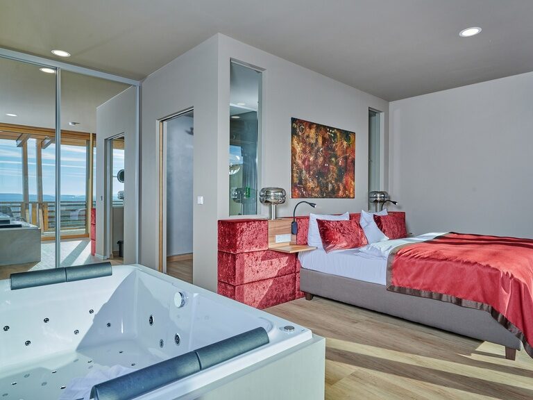 Schlafzimmer der Luxus Suite midi mit Whirlwanne