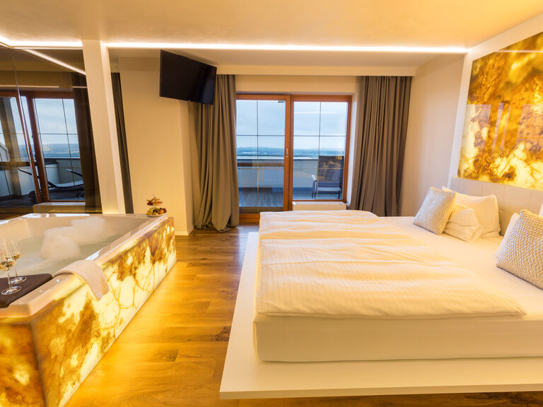 Schlafzimmer der Onyx Suite mit Badewanne