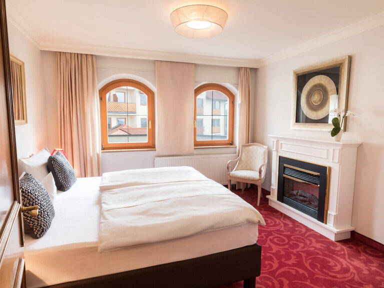 Schlafzimmer der Romantik Suite mit Kamin