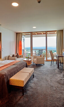 Schlafzimmer der Seesuite mit Blick auf den Balkon