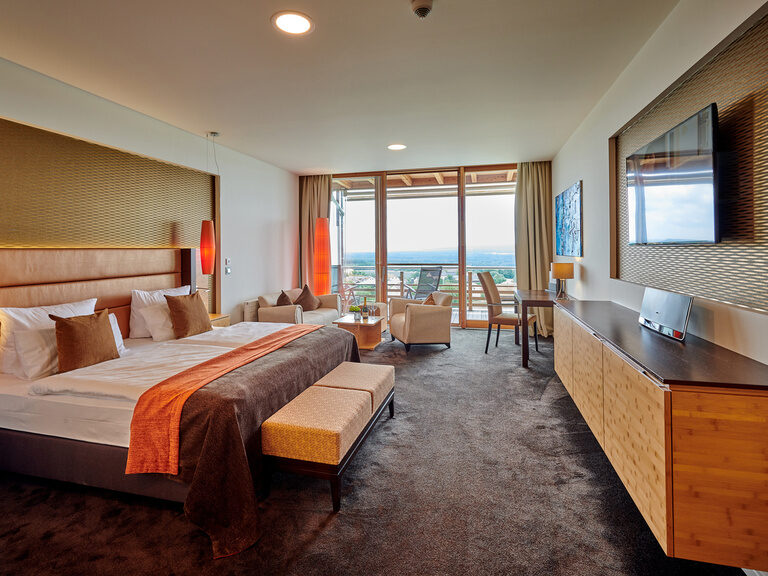 Das Schlafzimmer der Seesuite mit Blick auf den Balkon und hellen Räumen.