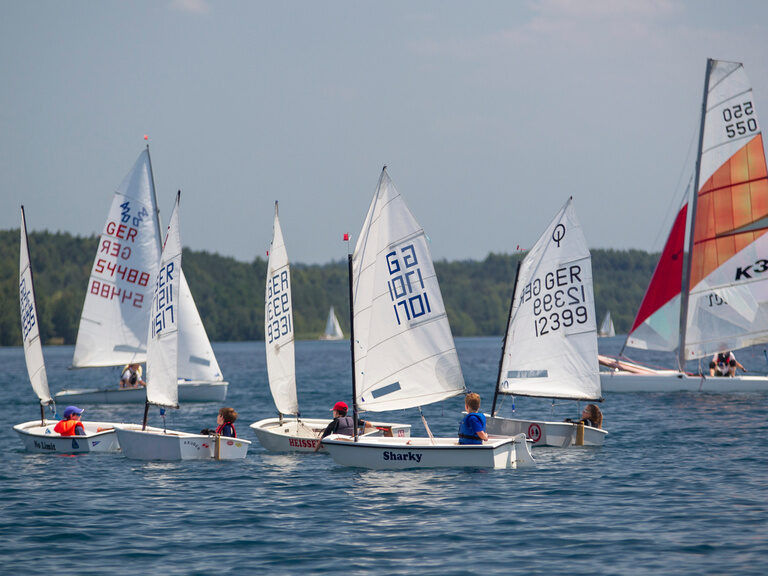 Die Segelboote segeln auf einem der Oberpfälzer Seen.