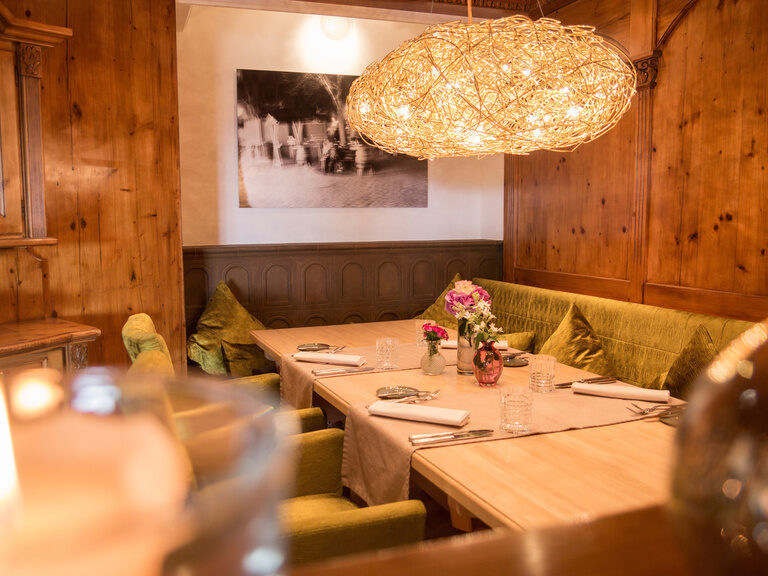 Eine gemütliche Sitzecke  mit Eckbank und eingedeckten Tisch im Restaurant Turmstube des Hotel Der Birkenhof.