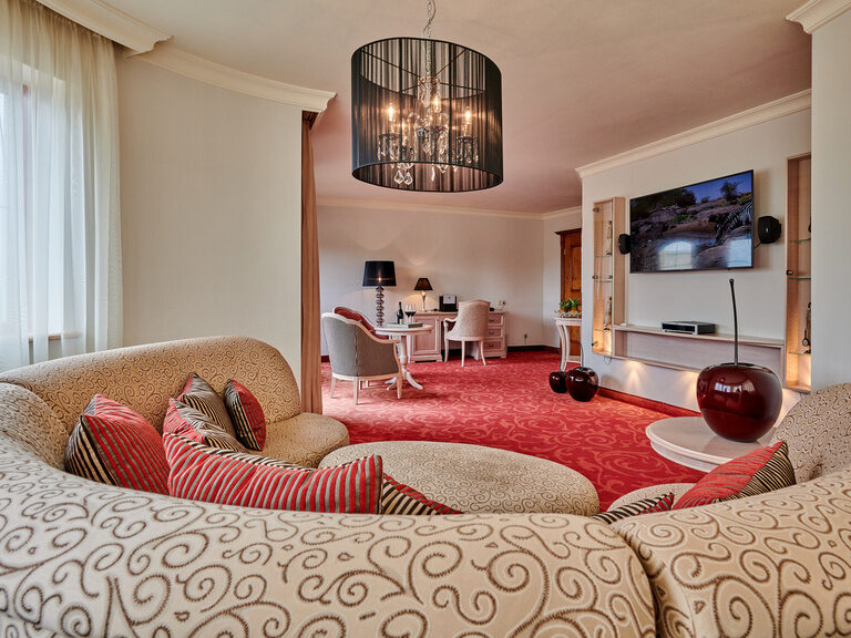 Die gemütliche und bequeme Sitzgelegenheiten in der Romantik Suite des Hotel Der Birkenhof.