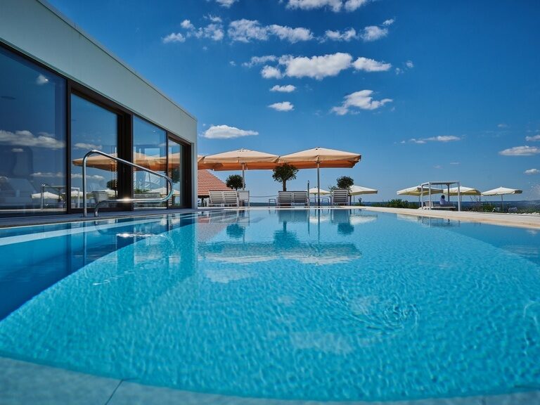 Der beheizte Solepool im Aussenbereich des Wellnesshotel Der Birkenhof in Bayern.