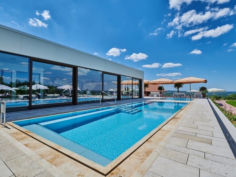 Der Solepool des Hotel der Birkenhof im Aussenbereich des Wellnessresorts im Bayerischen Wald.