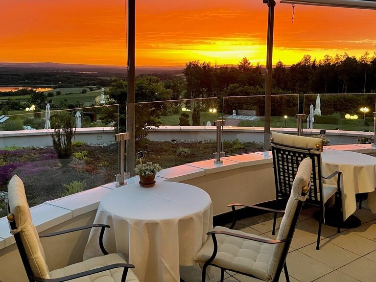 Die einladende Sonnenterrasse mit Panoramablick bei Abendrot des Hotel Der Birkenhof.